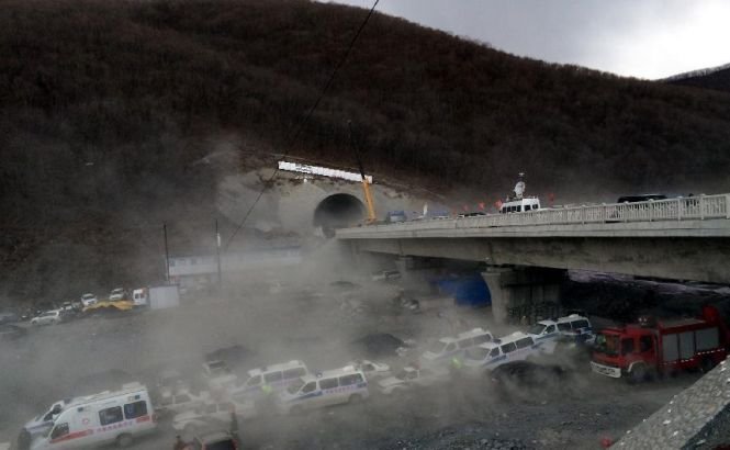 Un tunel feroviar s-a prăbuşit în China. Cel puţin 14 persoane au rămas captive în subteran