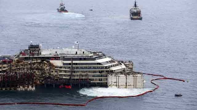 Pachebotul Costa Concordia pluteşte din nou. O operaţiune de sute de milioane de euro a pus din nou în picioare nava naufragiată