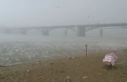 Momente de groază pentru câţiva turişti aflaţi pe o plajă din Siberia. Bucăţi uriaşe de gheaţă au început să cadă din cer