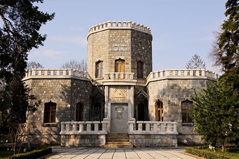 Un castel din România, UNIC în Europa, este DISTRUS de muncitorii care ar trebui să-l reabiliteze. Tavanul este uscat cu foenul după fiecare ploaie
