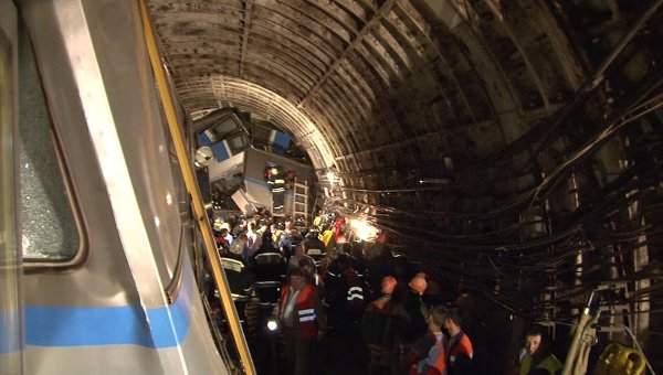 ZI DE DOLIU în Moscova, după tragedia de la metrou. Supravieţuitor: Toate vagoanele erau strivite