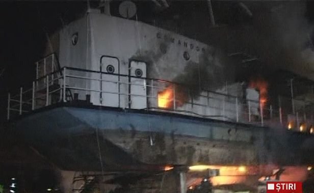 Incendiu puteric pe un ponton aflat pentru reparaţii pe şantierul naval Tulcea