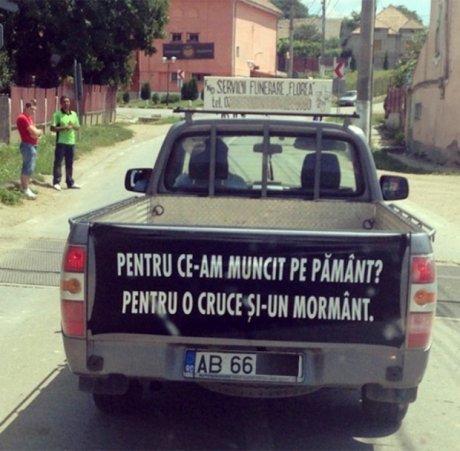 Mesajul scris pe o maşină de pompe funebre din Alba Iulia face înconjurul ţării. &quot;Pentru ce-am muncit pe pământ&quot;