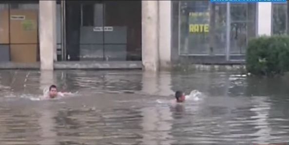 INUNDAŢII în mai multe oraşe din ţară. La Drobeta Turnu Severin, copiii au putut înota în apa acumulată pe străzi