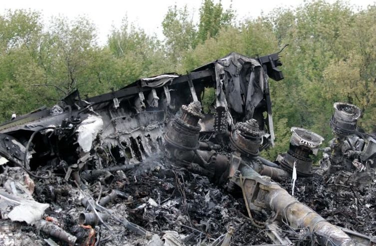Echipele de intervenţie ucrainene au găsit 196 de cadavre la locul în care a căzut avionul