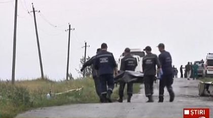 IMAGINI CUTREMURĂTOARE: Cadavrele victimelor din Ucraina sunt FURATE şi URCATE ÎN TRENURI