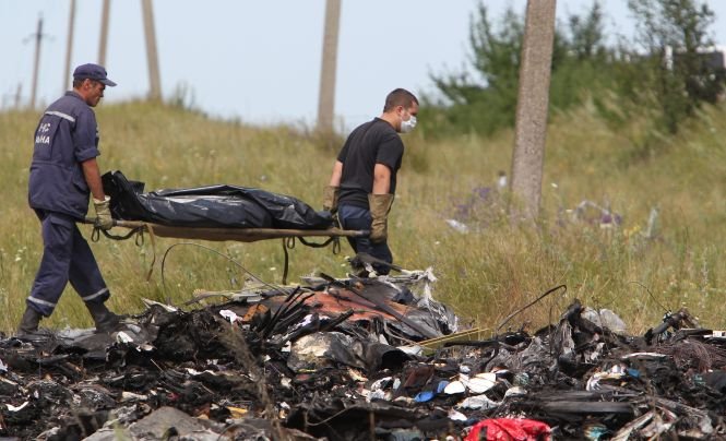 Anchetatorii olandezi au examinat cadavre ale victimelor zborului MH17 în gara de la Torez