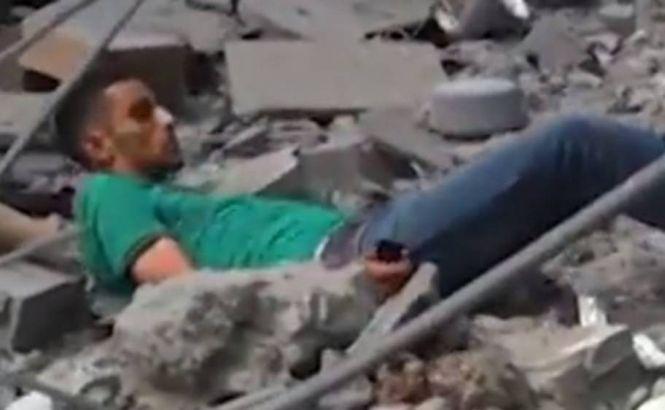 ATENŢIE, IMAGINI ŞOCANTE! Un palestinian, care îşi căuta familia sub ruine, este împuşcat de lunetişti în Gaza (VIDEO)