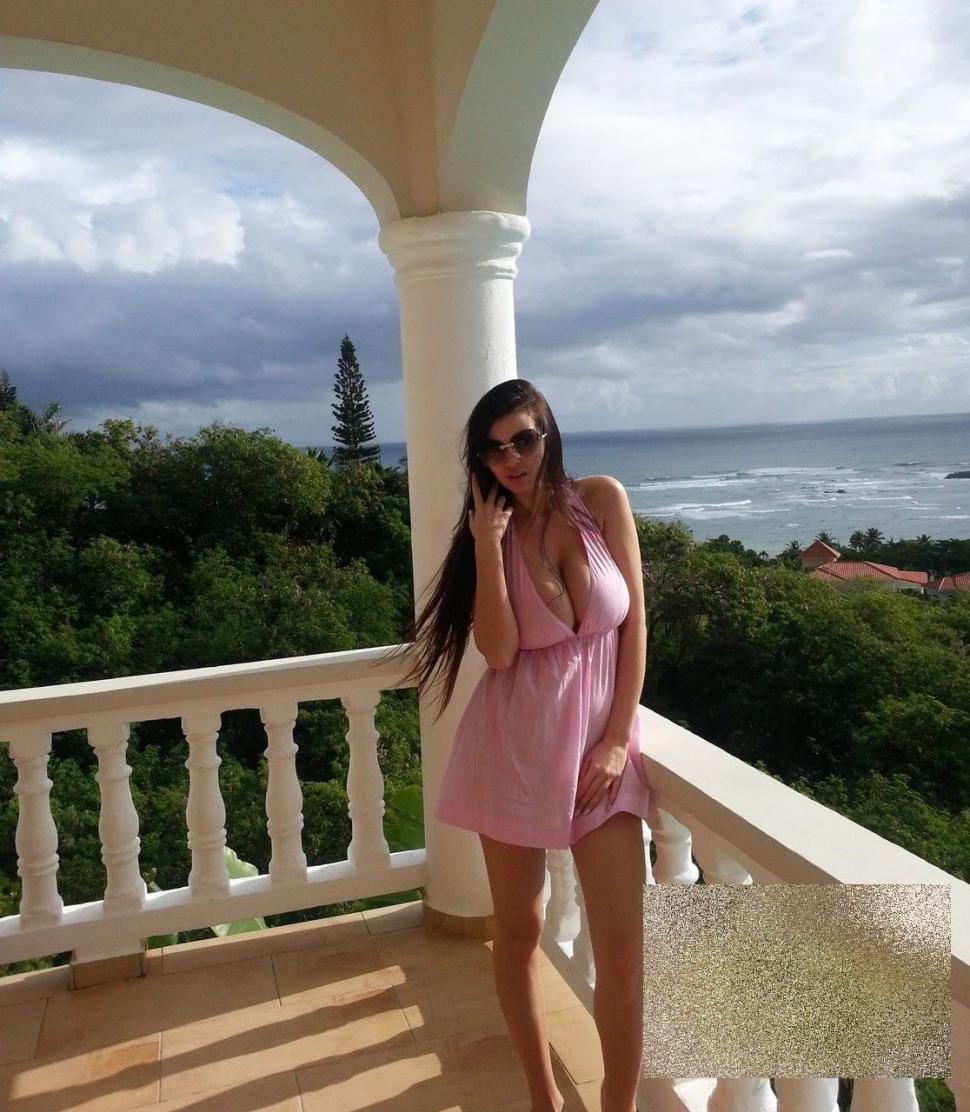 Cum arată de la gât în jos această tânără. "Nu poate trece neobservată pe stradă" 268727