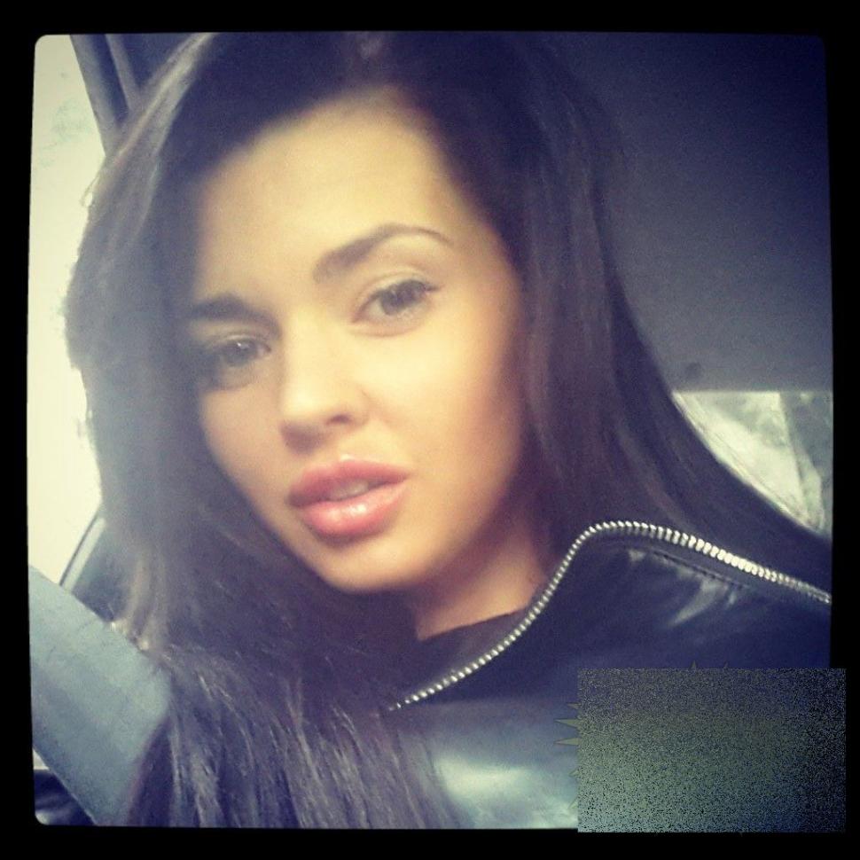 Cum arată de la gât în jos această tânără. "Nu poate trece neobservată pe stradă" 268728