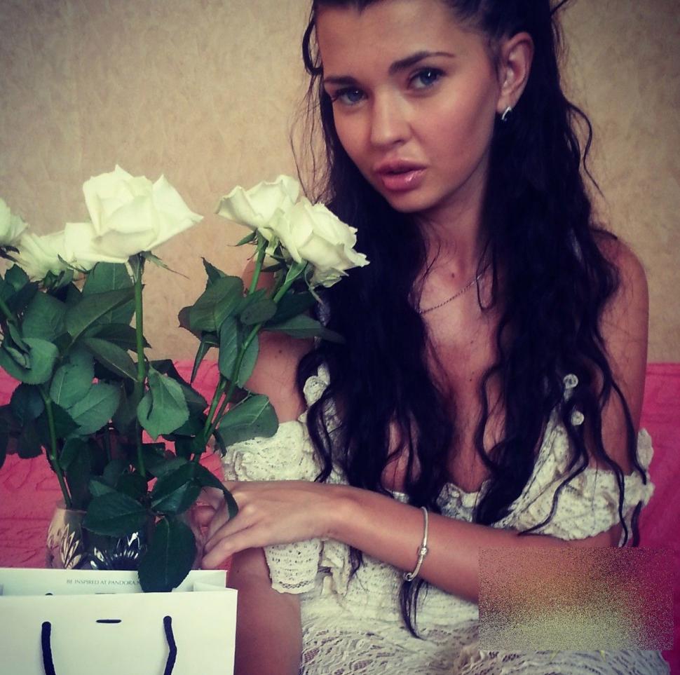 Cum arată de la gât în jos această tânără. "Nu poate trece neobservată pe stradă" 268729