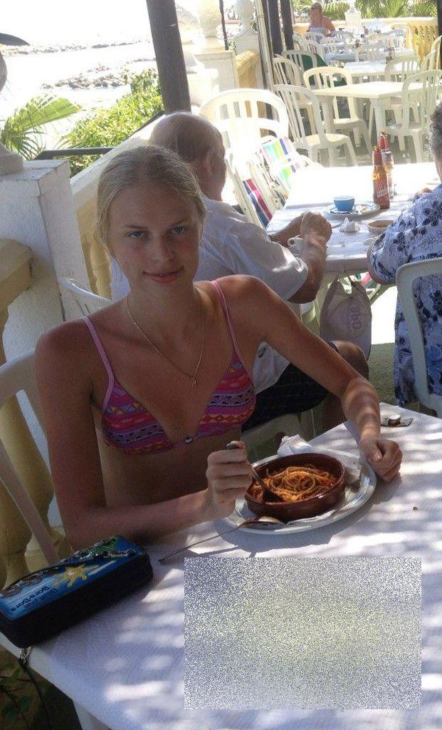 Scandal la Moscova, după apariţia acestor fotografii. Cine este tânăra din imagine şi ce legătură are cu Vladimir Putin 268915