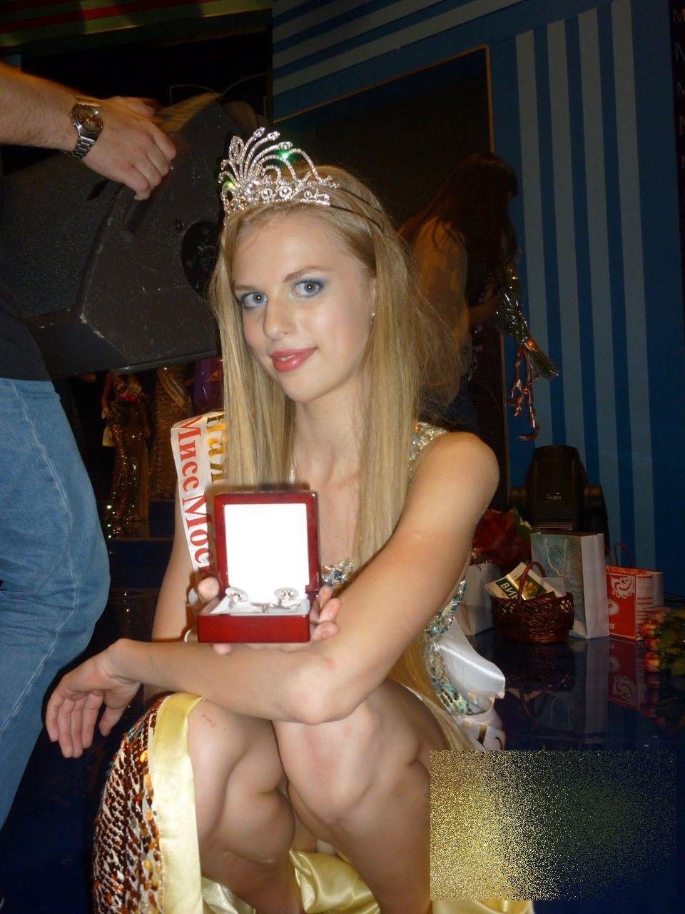 Scandal la Moscova, după apariţia acestor fotografii. Cine este tânăra din imagine şi ce legătură are cu Vladimir Putin 268919