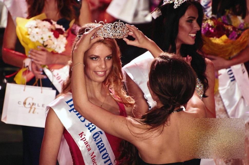 Scandal la Moscova, după apariţia acestor fotografii. Cine este tânăra din imagine şi ce legătură are cu Vladimir Putin 268922