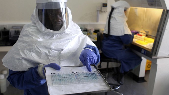 Medicul erou care conduce lupta împotriva virusului Ebola a contractat virusul. Peste 600 de oameni au murit deja