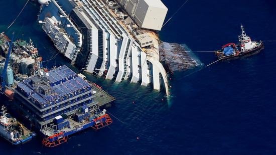 Epava Costa Concordia a ajuns într-un port de lângă Genova, unde va fi dezmembrată