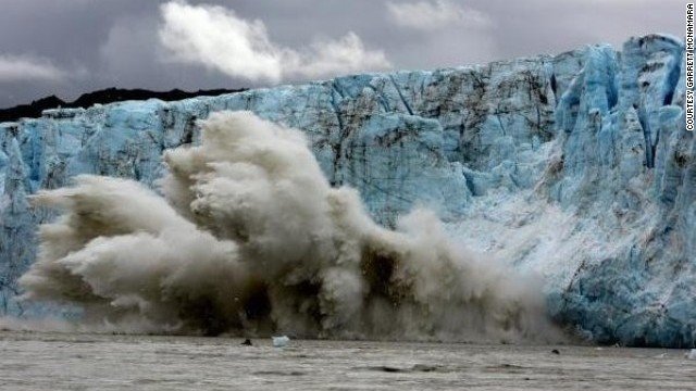 Imagini spectaculoase, surprinse de doi turişti. Bucăţi uriaşe dintr-un gheţar au luat-o la vale. Valuri gigant s-au format instantaneu
