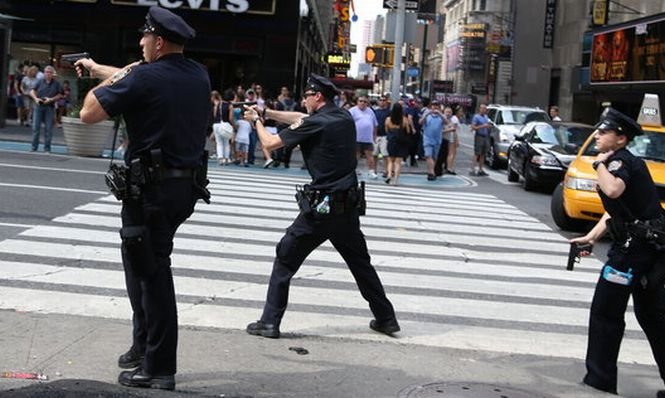 Incident armat în New York. Trei poliţişti au fost răniţi