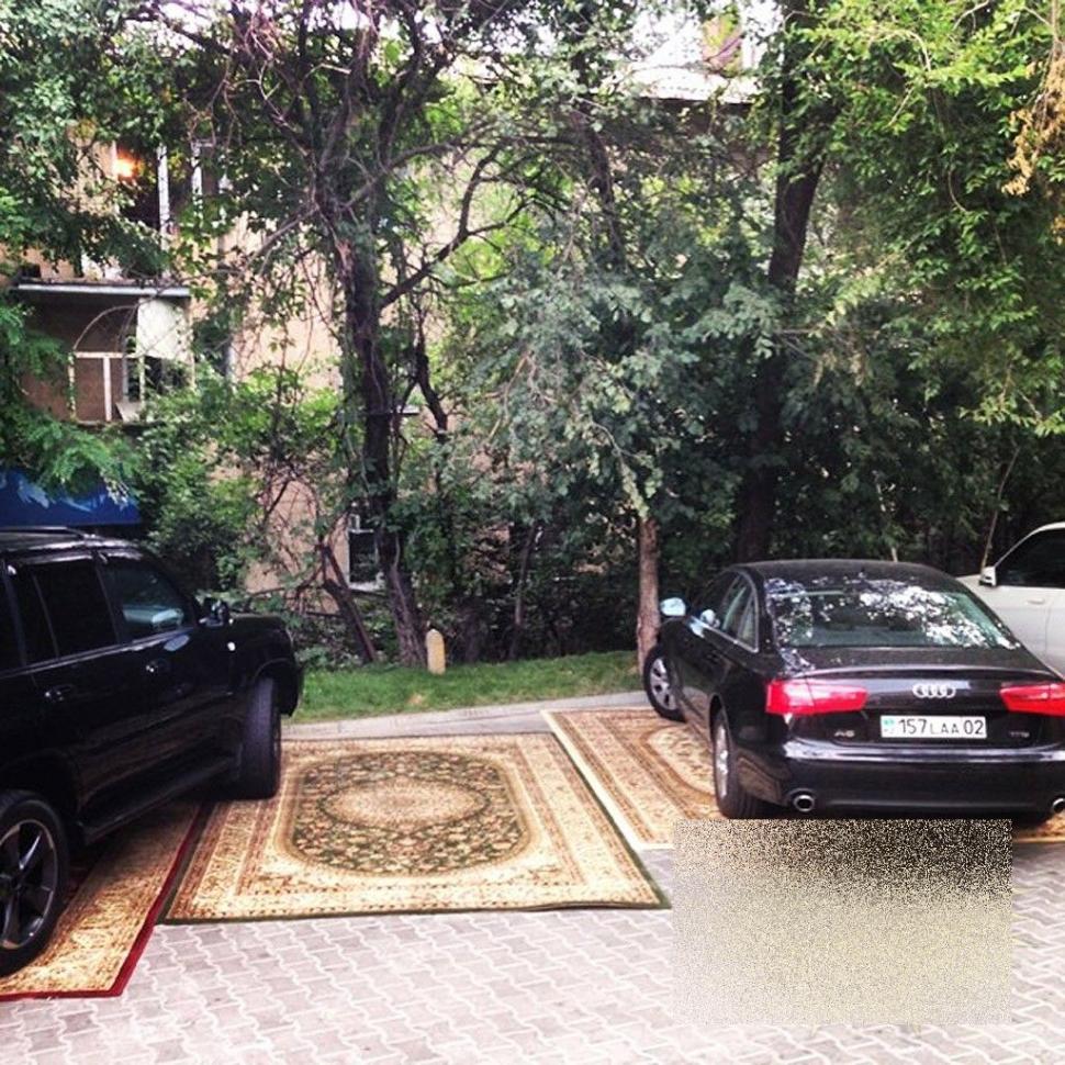 Nu te-ai fi gândit vreodată că o să vezi aşa ceva într-o parcare. Cum sunt întâmpinaţi clienţii unui restaurant de lux 269571