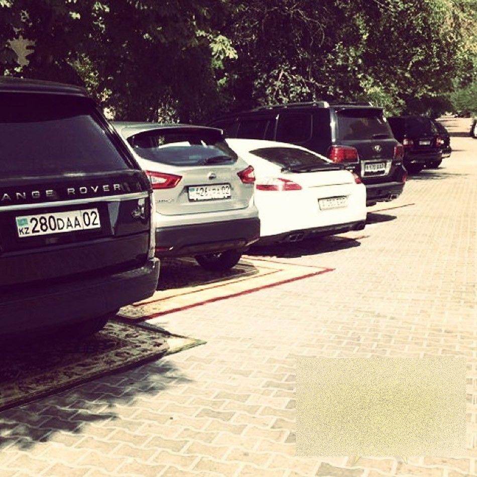 Nu te-ai fi gândit vreodată că o să vezi aşa ceva într-o parcare. Cum sunt întâmpinaţi clienţii unui restaurant de lux 269572