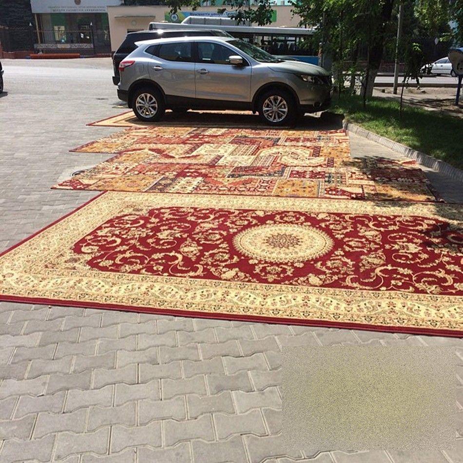 Nu te-ai fi gândit vreodată că o să vezi aşa ceva într-o parcare. Cum sunt întâmpinaţi clienţii unui restaurant de lux 269573