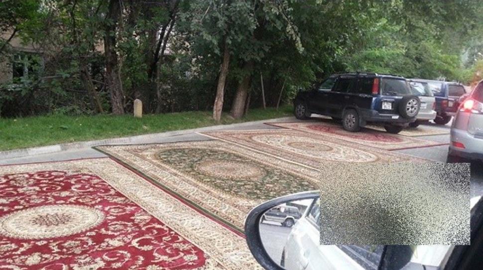 Nu te-ai fi gândit vreodată că o să vezi aşa ceva într-o parcare. Cum sunt întâmpinaţi clienţii unui restaurant de lux 269574