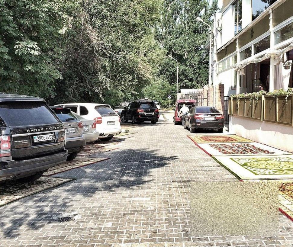 Nu te-ai fi gândit vreodată că o să vezi aşa ceva într-o parcare. Cum sunt întâmpinaţi clienţii unui restaurant de lux 269577