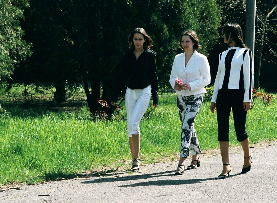 O fabrică de haine din România o îmbracă pe Kate Middleton şi face haine pentru D&amp;G. Ce salarii câştigă angajaţii şi de ce tinerii nu vin la această fabrică 269547