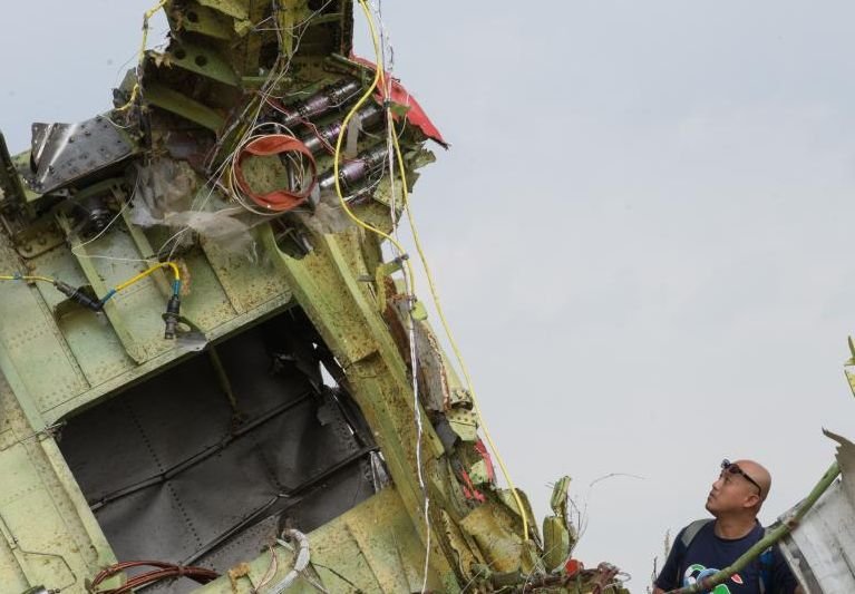 Olanda cere Ucrainei încetarea luptelor în apropiere de locul prăbuşirii avionului malaysian 