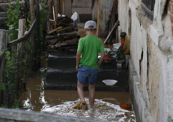 Gabriel Oprea: O persoană decedată şi trei dispărute în urma inundaţiilor