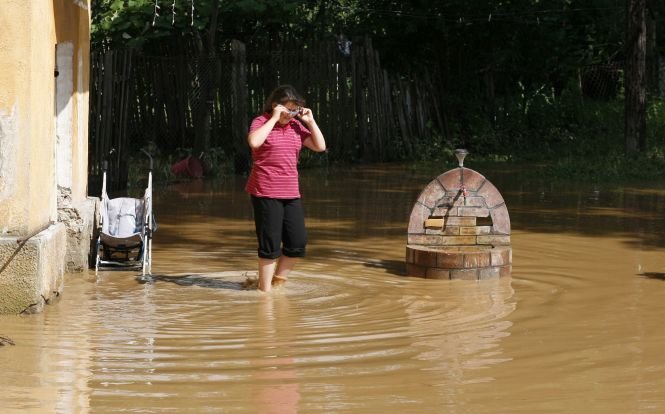 Zeci de milioane de euro, pe apa sâmbetei. Apele Române au dat 47 de mil de euro pe hărţile de inundaţii, dar nu ştiu să le citească