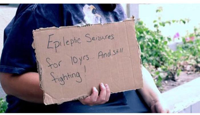 "Am pierdut TOT, dar o iau de la capăt". Poveşti uimitoare de viaţă, scrise pe o bucată de carton 269960