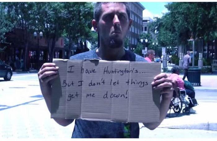 "Am pierdut TOT, dar o iau de la capăt". Poveşti uimitoare de viaţă, scrise pe o bucată de carton 269963