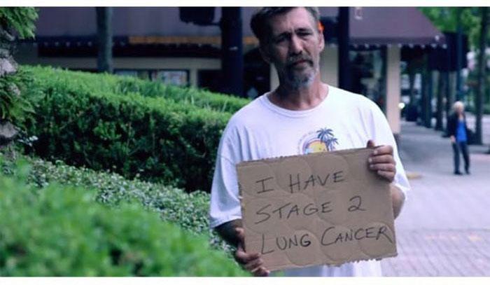 "Am pierdut TOT, dar o iau de la capăt". Poveşti uimitoare de viaţă, scrise pe o bucată de carton 269964