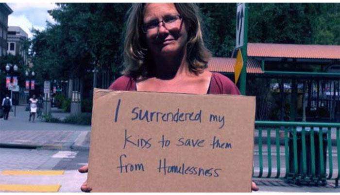 "Am pierdut TOT, dar o iau de la capăt". Poveşti uimitoare de viaţă, scrise pe o bucată de carton 269965