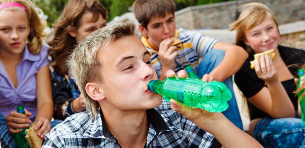 Ce EFECTE NOCIVE are asupra creierului consumul de sucuri îndulcite, la vârsta adolescenţei