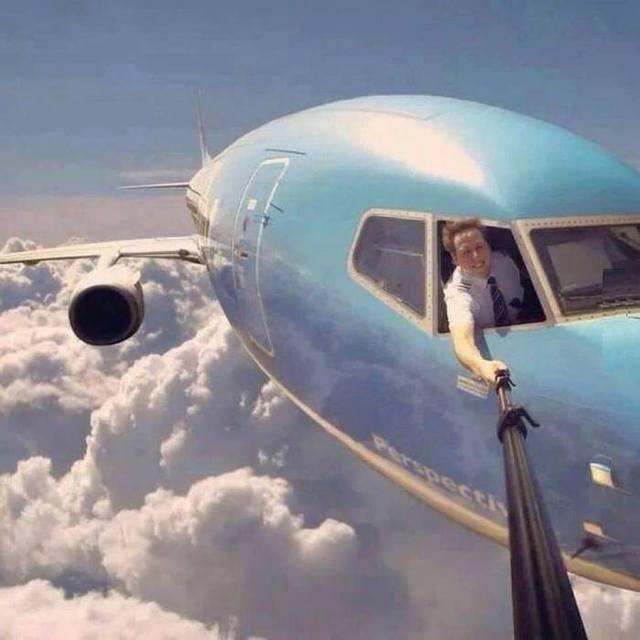 Cele mai tari selfie-uri din LUME. "Cum reuşeşte acest PILOT de avion să facă poza asta?!" 269932