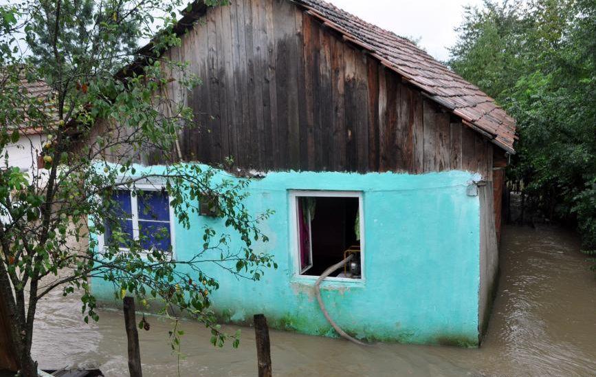 Campania &quot;Apa trece, România rămâne!&quot; a ajuns cu primele ajutoare la oamenii care şi-au pierdut agoniseala de-o viaţă în urma inundaţiilor