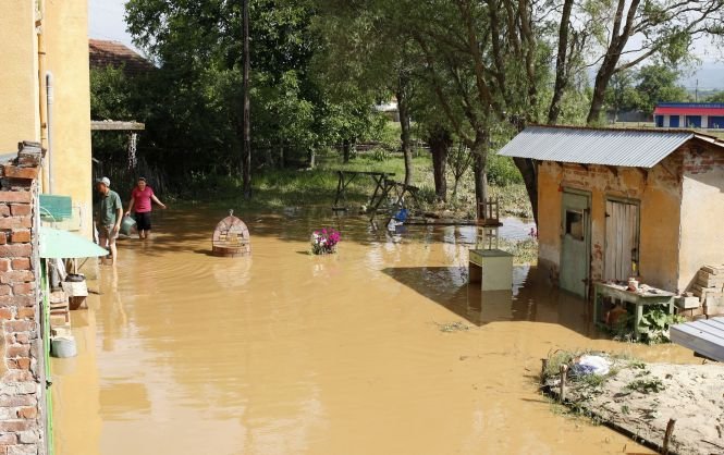 Codul roşu de inundaţii, prelungit în Caraş-Severin şi Timiş