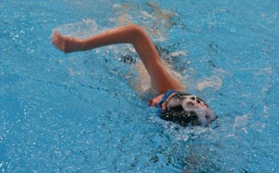 Fetiţa accidentată la bazinul de înot din Sibiu, externată. Ea va face recuperare câteva luni