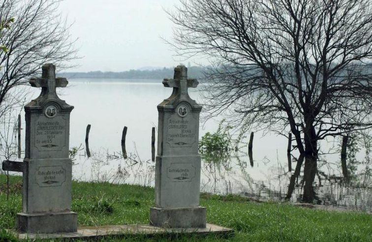 Viitura care a lovit comuna Bascov A DISTRUS cimitirul din localitate