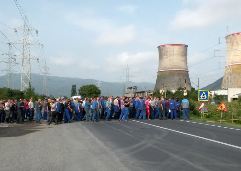 DN 7, blocat de protestul energeticienilor de la Termocentrala Mintia. Angajaţii cer demisia conducerii Complexului Energetic 