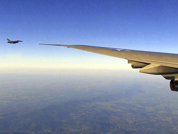 Aeronavă de pasageri, escortată de un avion de vânătoare deasupra Marii Britanii. Imagini filmate de un pasager