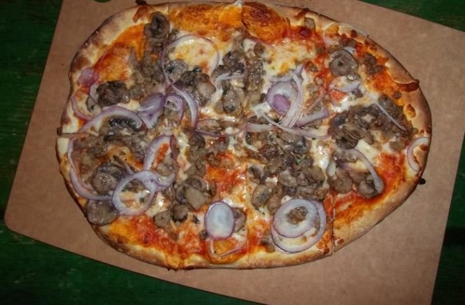 Pizza cu viermi, carne expirată sau brânză mucegăită, în unele restaurante de pe litoral