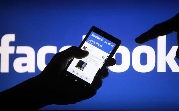 Reţeaua Facebook, acuzată de încălcarea confidenţialităţii de 17.000 de utilizatori