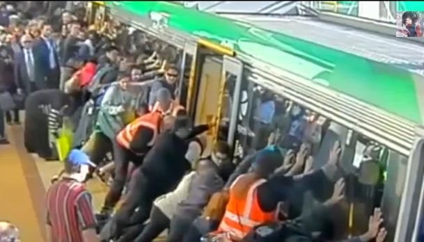 Lecţie de solidaritate în Australia: Zeci de pasageri au împins vagonul unui tren pentru a scoate un bărbat rămas captiv între peron şi caroseria trenului