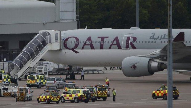 Panică teribilă la bordul unui avion care zbura din EAU în Marea Britanie. &quot;Este o bombă la bord&quot;