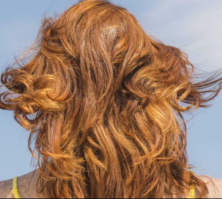 Protejează-ți părul pe timp de vară în 4 pași simpli