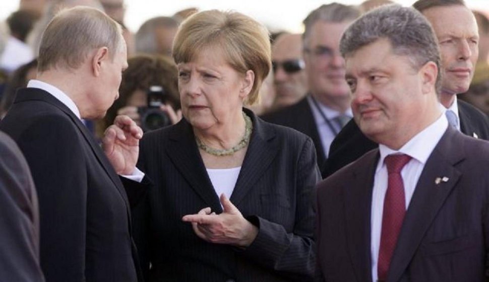 Merkel nu are pace în vacanţă. Cancelarul german a avut o convorbire telefonică importantă cu Poroshenko. Ce l-a sfătuit pe preşedintele Ucrainei