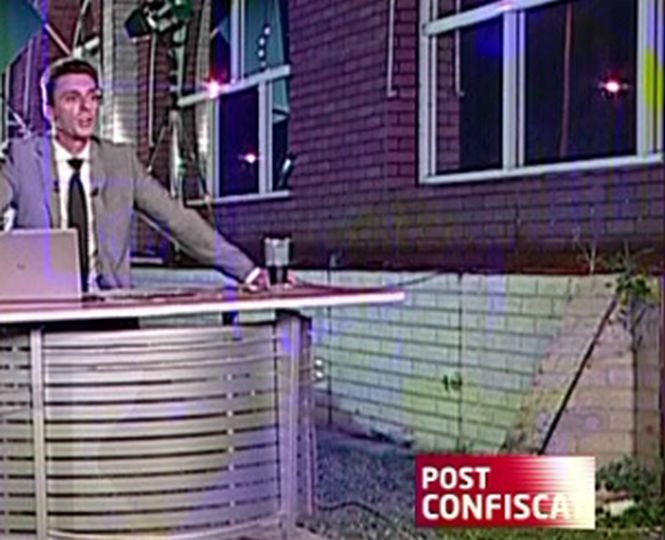 Mircea Badea şi-a realizat emisiunea din faţa sediului confiscat al Antenei 3: Pot să fac emisiune şi la telefonul mobil